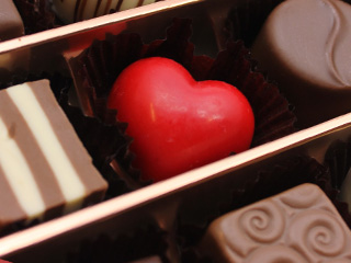 チョコレートと赤いハートのチョコレート