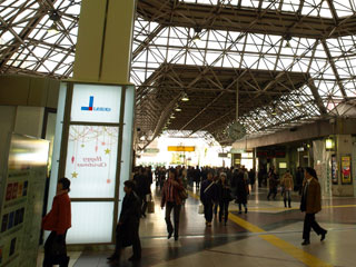 駅エントランスに貼られたポスター