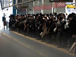 通勤客で混んでいる駅のホーム
